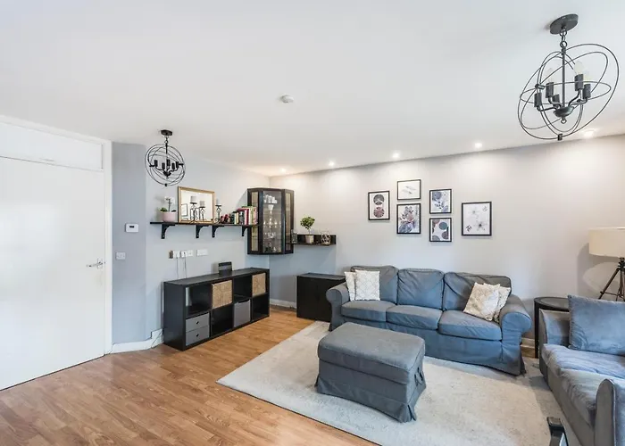 Spacious 4 Bed House Near Greenwich